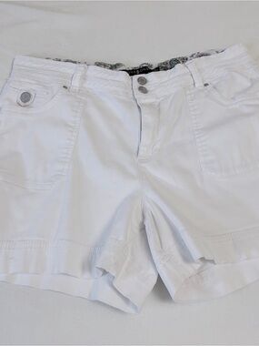 One 5 One Women’s White Shorts Size 16 Inseam 4.5”